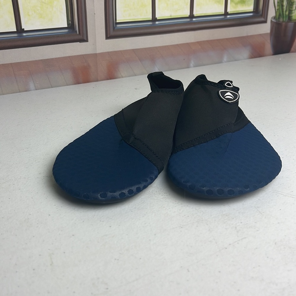 Water/Workout/Exercise Shoes - Picture 2 of 3